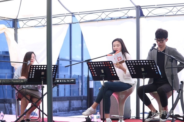 이현호, 손미 시인의 시와 음악이 함께 무대를 채운 “시가 있는 음악회” 이현호, 손미 시인의 시와 음악이 함께 무대를 채운 “시가 있는 음악회”